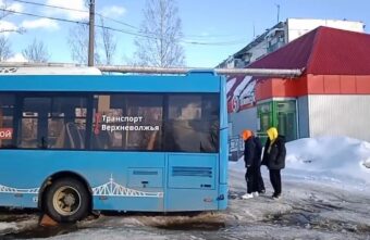 Жителям Тверской области пришлось толкать застрявший автобус