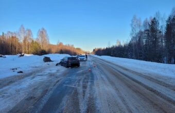 Иномарка протаранила железобетонный блок в Тверской области Иномарка протаранила железобетонный блок в Тверской области