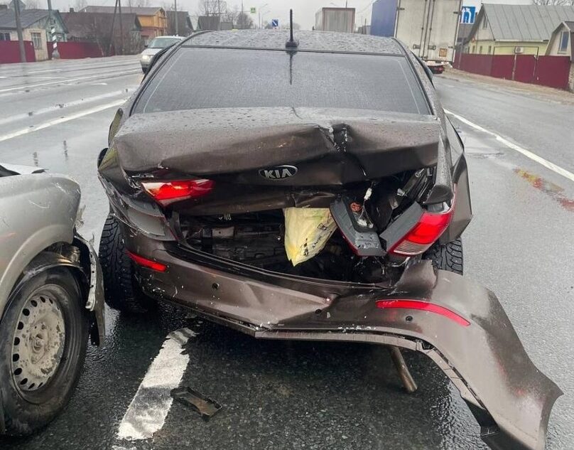 Водитель автомобиля Nissan "догнал" Kia на трассе под Тверью Водитель автомобиля Nissan "догнал" Kia на трассе под Тверью