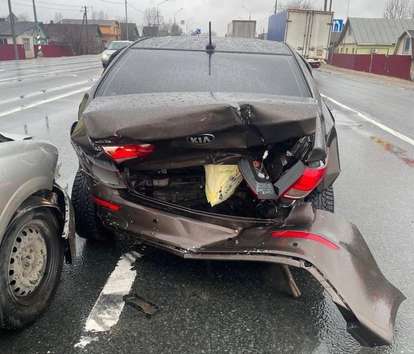 Водитель автомобиля Nissan "догнал" Kia на трассе под Тверью