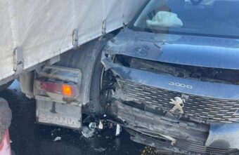 Водитель пострадал в ДТП с участием легковушки и двух фур в Тверской области