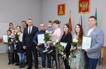 В Торопце вручили жилищные сертификаты молодым семьям В Торопце вручили жилищные сертификаты молодым семьям