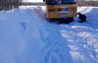 В Тверской области в сугробах застрял школьный автобус