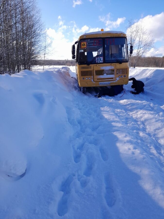 В Тверской области в сугробах застрял школьный автобус