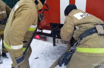 Спасатели помогли туристам, застрявшим на заснеженной дороге в Тверской области