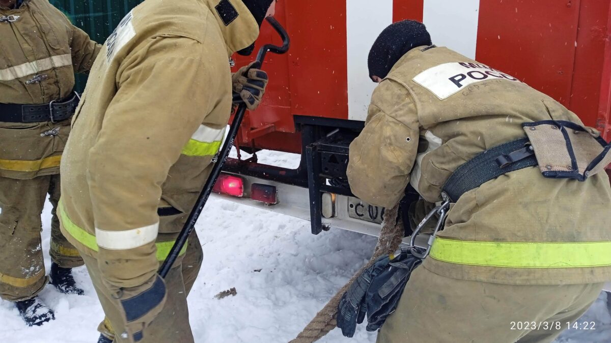 Спасатели помогли туристам, застрявшим на заснеженной дороге в Тверской  области | ТОП Тверь новости