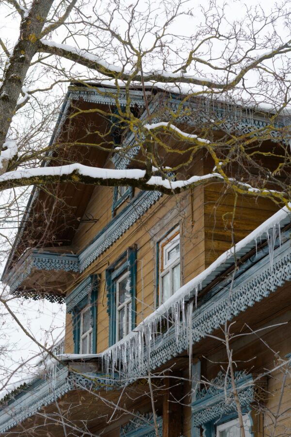 Жители Тверской области возмущены уничтожением резного декора на доме Соболева