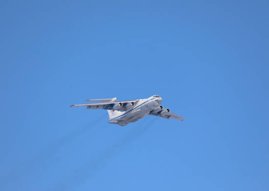 Тверские летчики провели тренировку по десантированию грузов на дрейфующую льдину