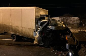 Водитель "Газели" протаранил сломанную фуру на трассе М-10 в Тверской области Водитель "Газели" протаранил сломанную фуру на трассе М-10 в Тверской области