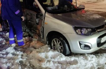 Молодая женщина пострадала в столкновении "Лады" и "Рено" в Твери Молодая женщина пострадала в столкновении "Лады" и "Рено" в Твери