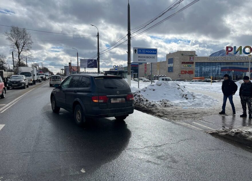 Водитель корейской иномарки сбил девушку на зебре в Твери