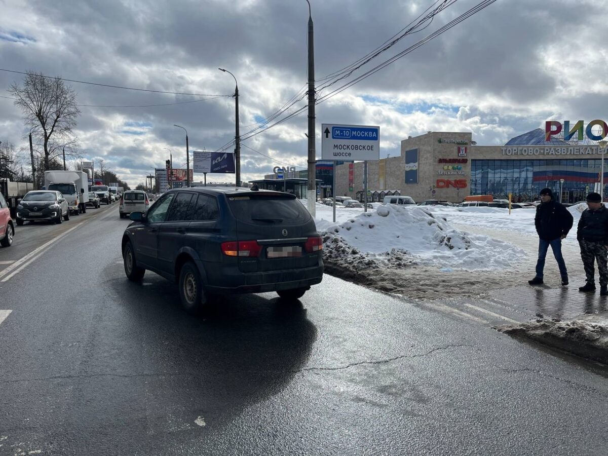 Водитель корейской иномарки сбил девушку на зебре в Твери