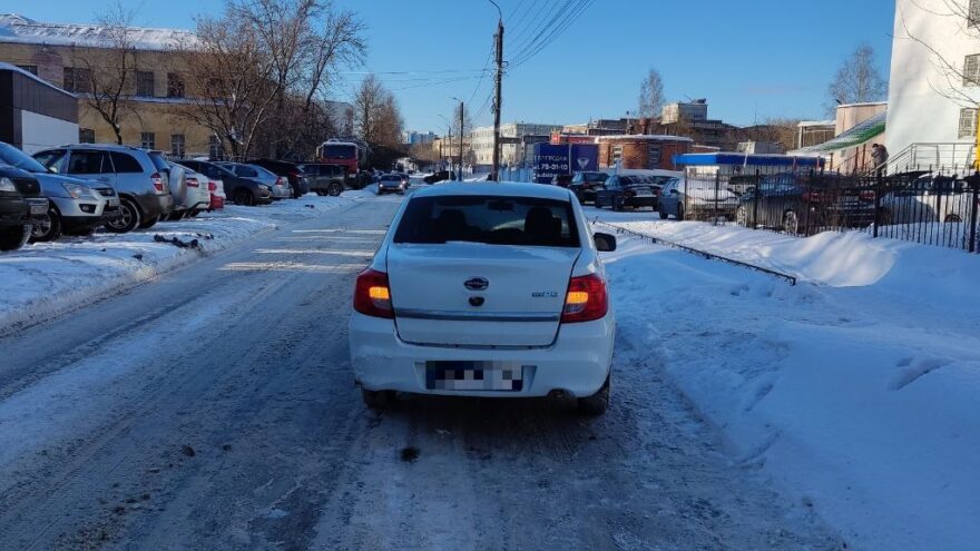 15-летняя девочка попала под колёса иномарки в Твери