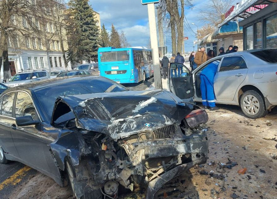Пожилой мужчина пострадал в столкновении двух иномарок в Твери Пожилой мужчина пострадал в столкновении двух иномарок в Твери
