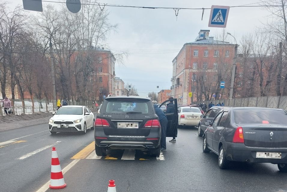 Мужчина попал под колёса "Мерседеса" на зебре в Твери