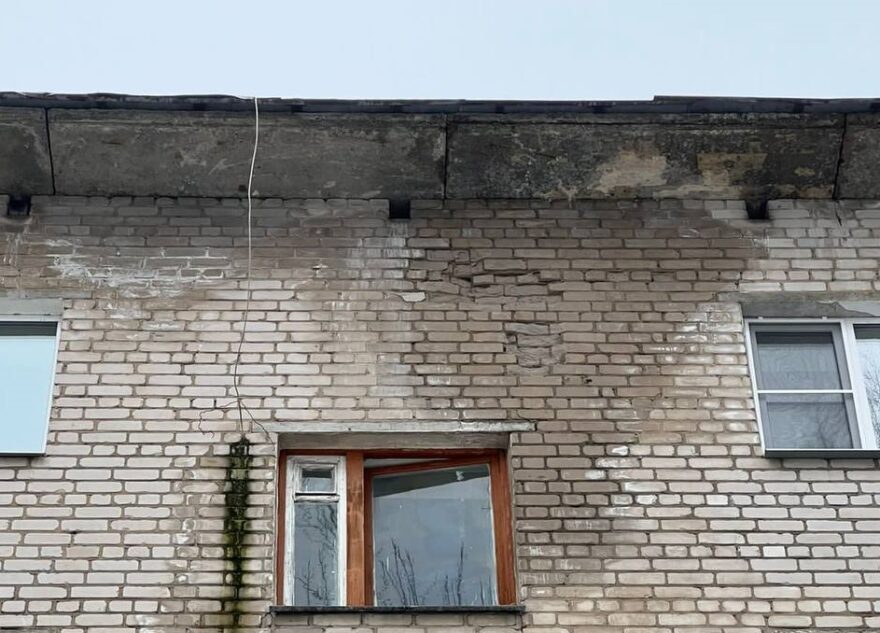 У дома в Тверской области может обрушиться часть стены