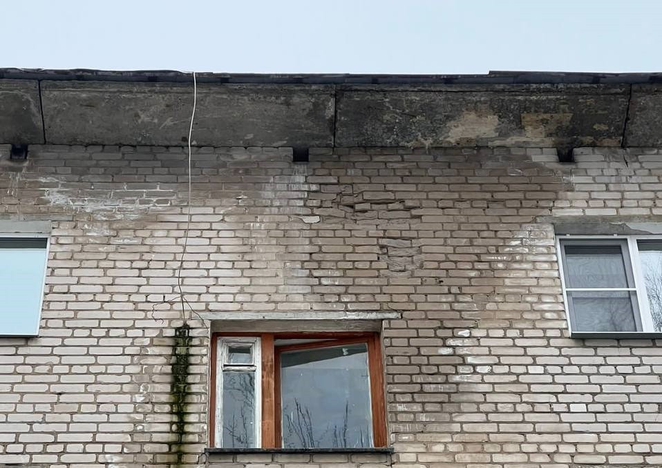 У дома в Тверской области может обрушиться часть стены