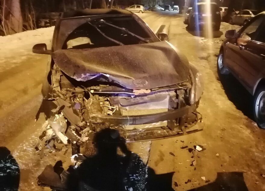 Молодой водитель повредил голову в столкновении двух иномарок в Твери Молодой водитель повредил голову в столкновении двух иномарок в Твери