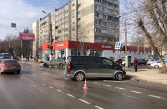 Hyundai и Peugeot столкнулись на перекрёстке в Твери, есть пострадавший