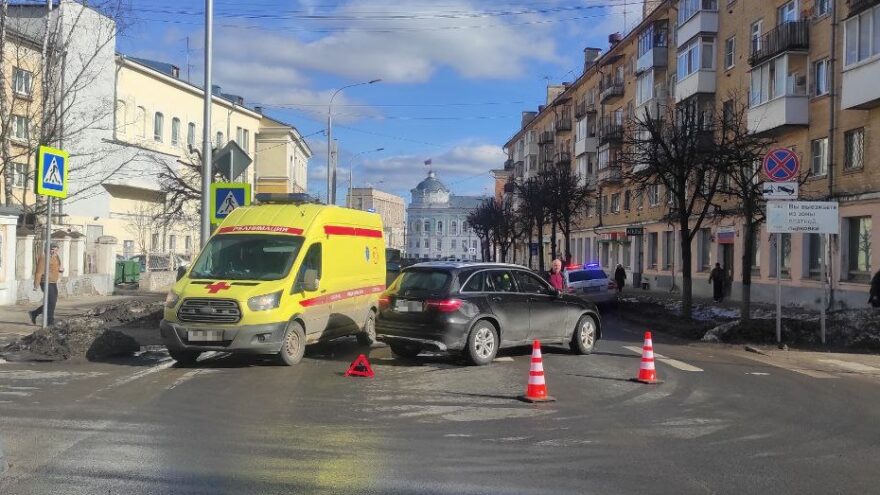 Водитель "Мерседеса" сбил пенсионерку на зебре в центре Твери Водитель "Мерседеса" сбил пенсионерку на зебре в центре Твери