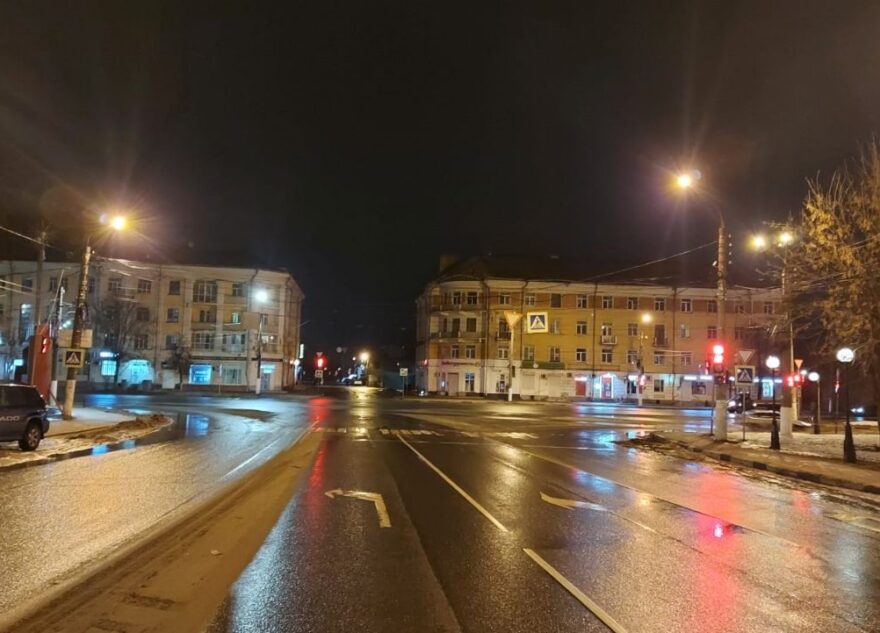 Водитель внедорожника сбил девушку на зебре в Твери