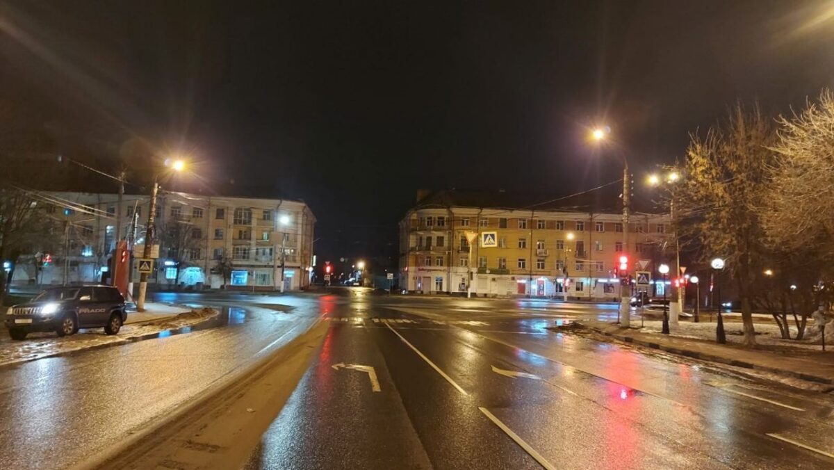 Водитель внедорожника сбил девушку на зебре в Твери