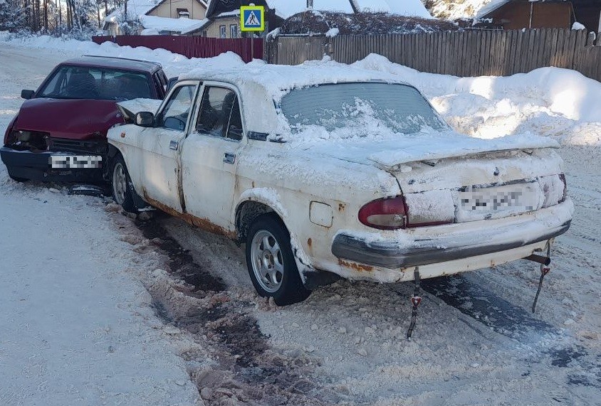 Четыре человека пострадали в лобовом столкновении "Волги" и ВАЗа в Тверской области