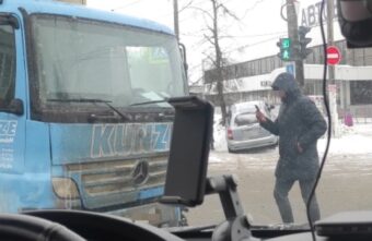 В Твери грузовик отправил легковушку на тротуар В Твери грузовик отправил легковушку на тротуар