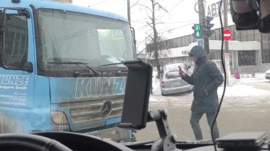 В Твери грузовик отправил легковушку на тротуар