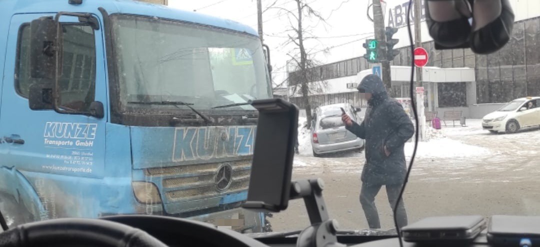 В Твери грузовик отправил легковушку на тротуар