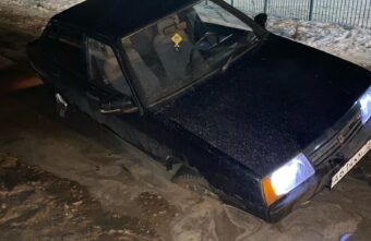 В Тверской области легковушка утонула в луже В Тверской области легковушка утонула в луже