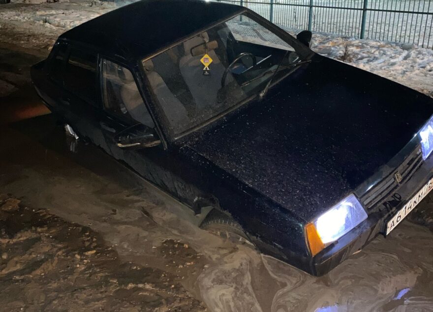 В Тверской области легковушка утонула в луже