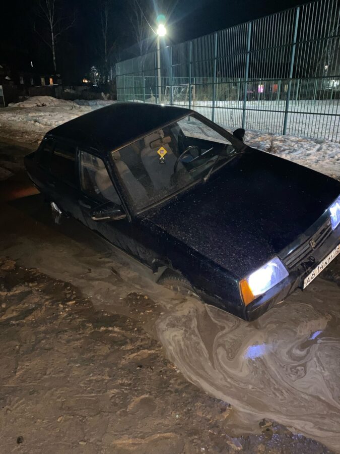 В Тверской области легковушка утонула в луже