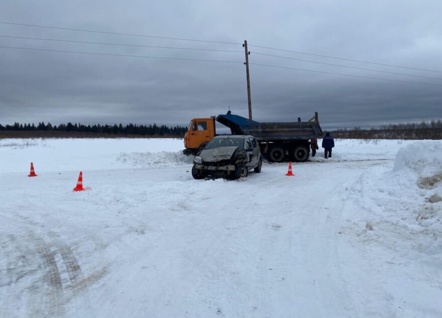 Водитель "Рено" пострадал в столкновении с самосвалом в Тверской области Водитель "Рено" пострадал в столкновении с самосвалом в Тверской области