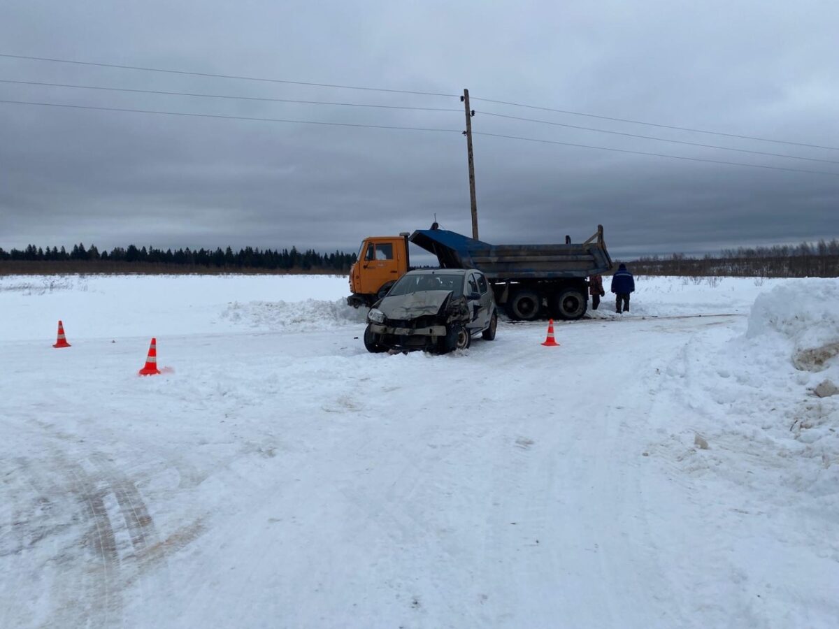 Водитель "Рено" пострадал в столкновении с самосвалом в Тверской области