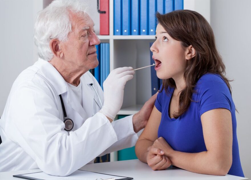 Врач объяснил, о чем предупреждает першение в горле