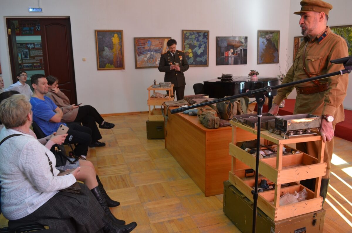 Будущим медикам Тверской области показали хирургические инструменты времен войны