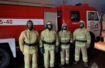 Пожарные спасли двух человек из горящей квартиры в Тверской области Пожарные спасли двух человек из горящей квартиры в Тверской области