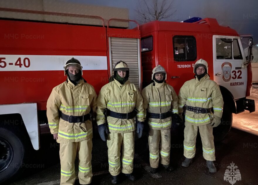 Пожарные спасли двух человек из горящей квартиры в Тверской области Пожарные спасли двух человек из горящей квартиры в Тверской области