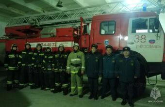 Пожарные ночью вывели людей из задымленной квартиры в Тверской области Пожарные ночью вывели людей из задымленной квартиры в Тверской области