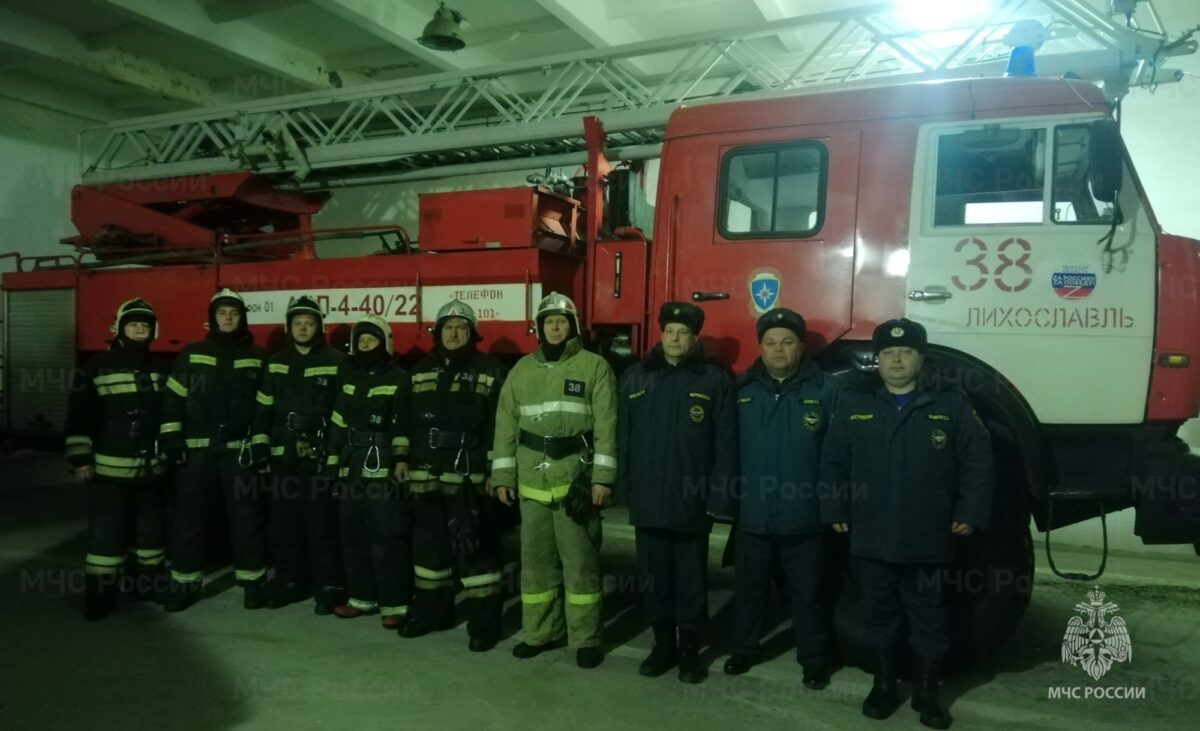 Пожарные ночью вывели людей из задымленной квартиры в Тверской области