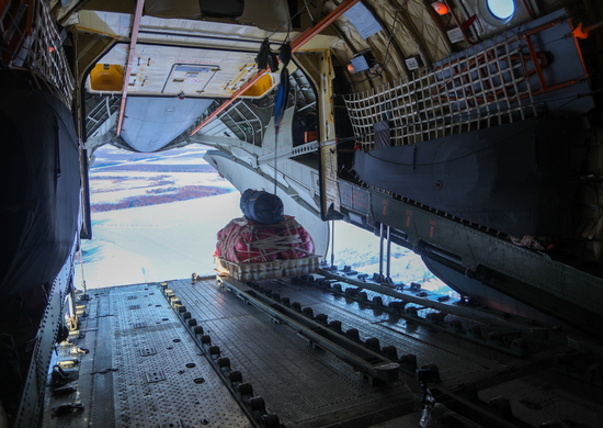 Тверские летчики провели тренировку по десантированию грузов на дрейфующую льдину