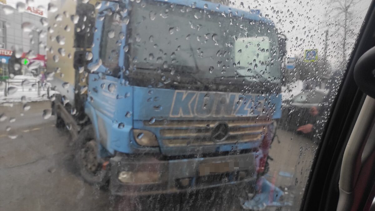 В Твери грузовик отправил легковушку на тротуар