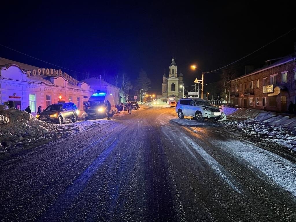 На трассе в Тверской области легковушка столкнулась с грузовиком