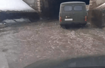 Автомобилисты в Тверской области жалуются на образовавшуюся «реку» под путепроводом