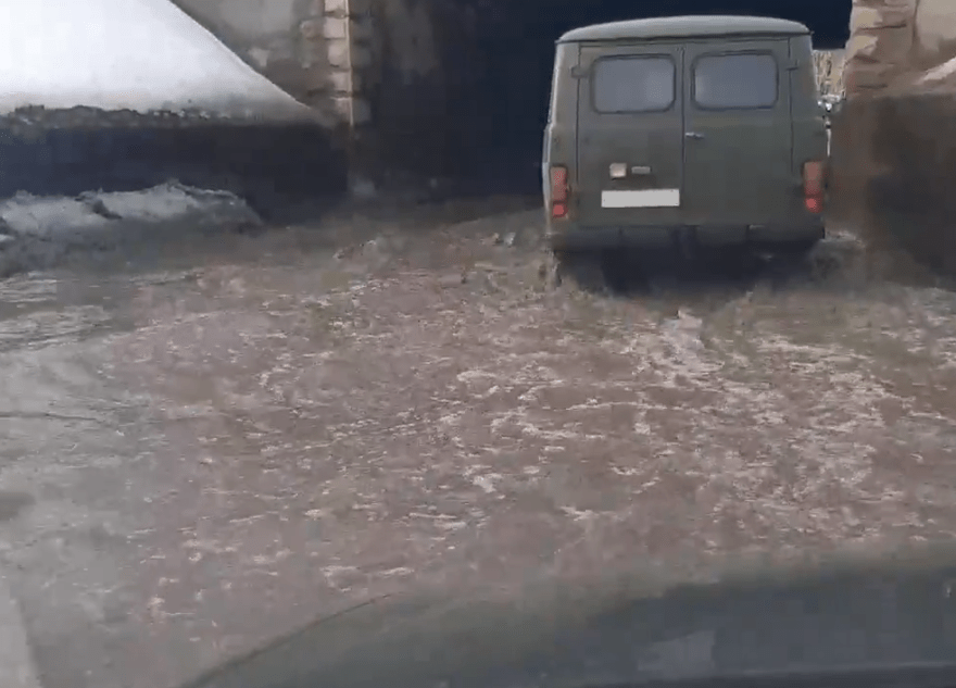 Автомобилисты в Тверской области жалуются на образовавшуюся «реку» под путепроводом Автомобилисты в Тверской области жалуются на образовавшуюся «реку» под путепроводом