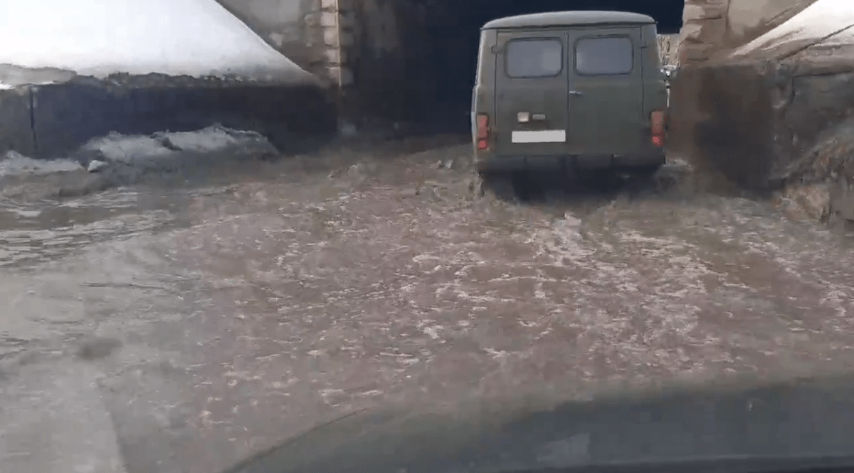 Автомобилисты в Тверской области жалуются на образовавшуюся «реку» под путепроводом