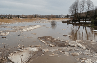 Спасатели предупреждают о продолжении поднятия уровня воды в реке Обша в Тверской области
