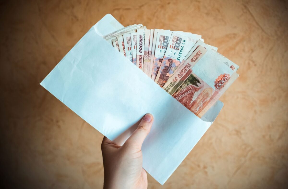 В Твери поймали женщину, которая хорошо жила на фальшивые 5-тысячные купюры