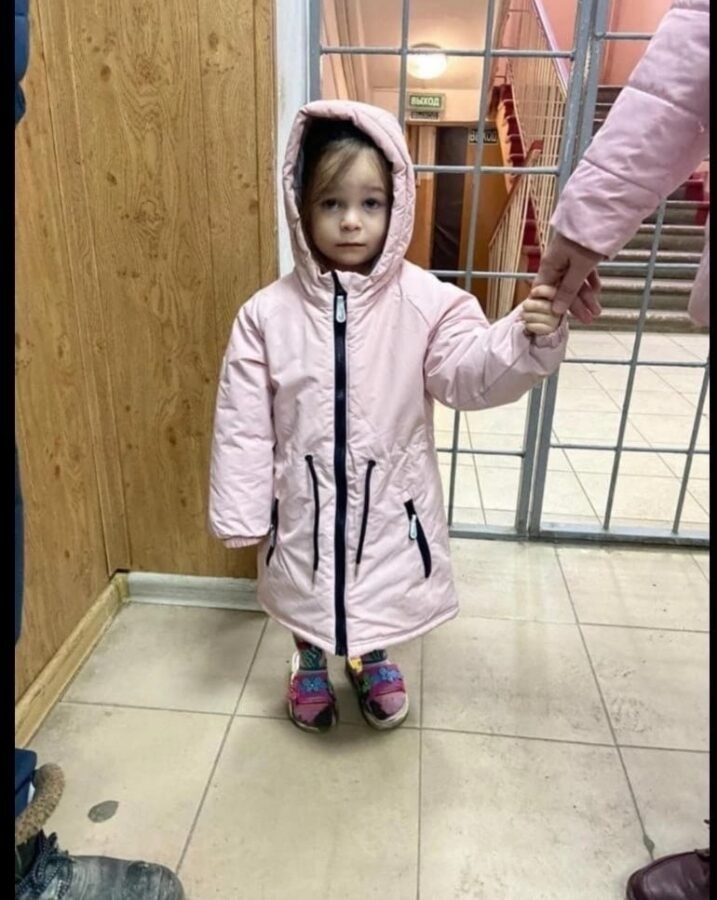 В Твери ищут родителей маленькой девочки